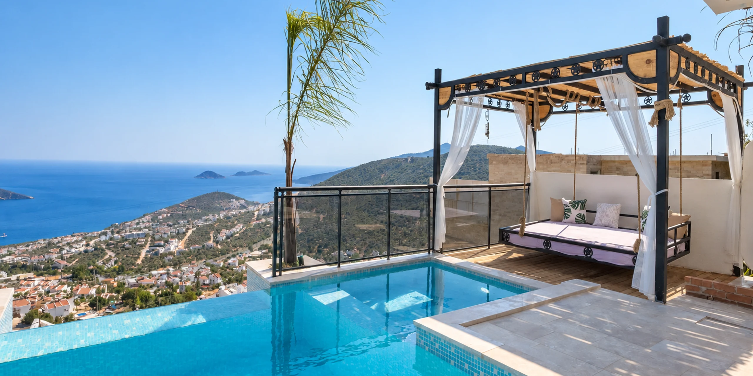 Villa Bali'nin denize bakan havuzu ve dinlenme terası
