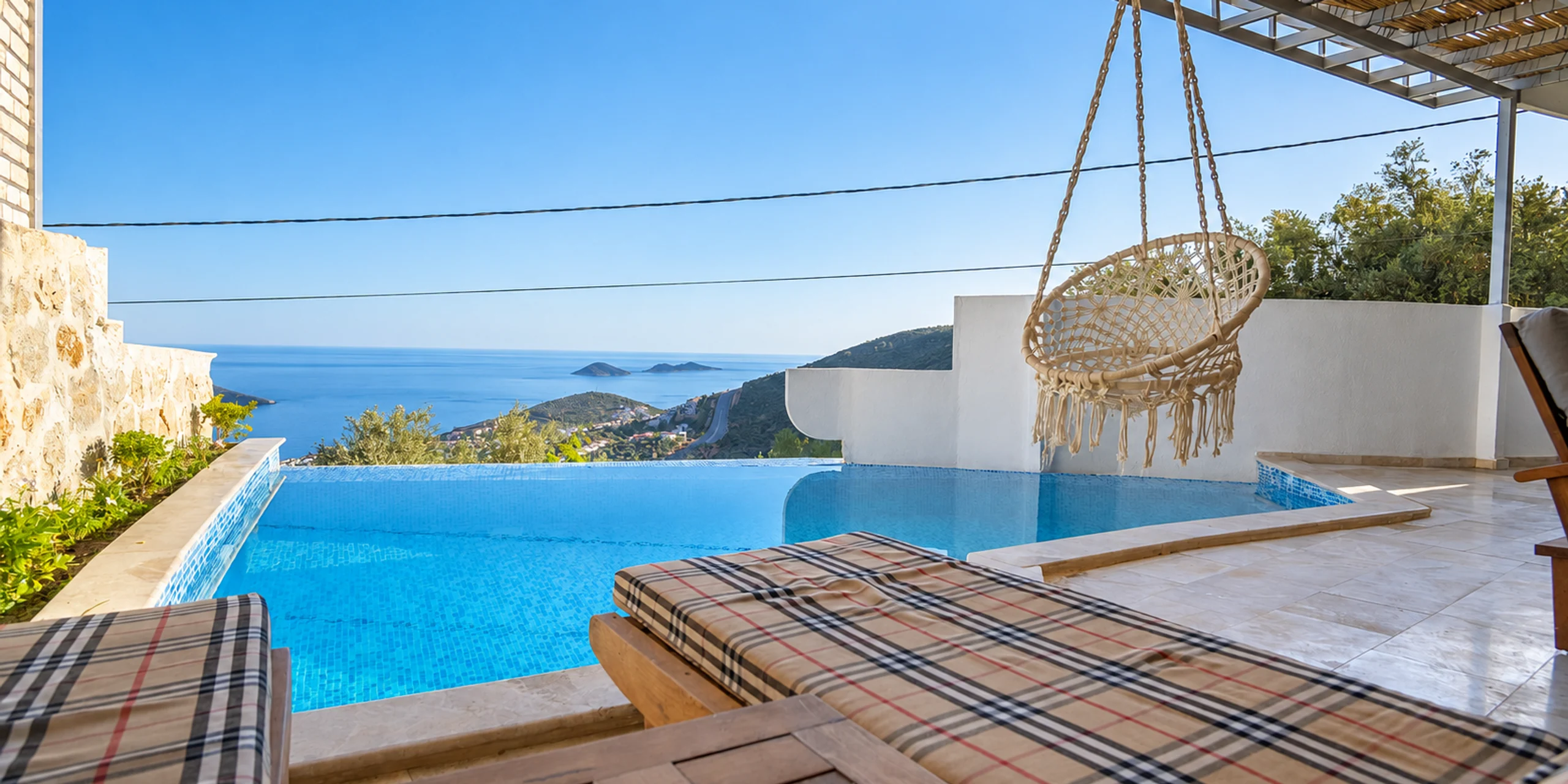 Villa Kapsül'ün deniz manzaralı havuzu ve salıncağı