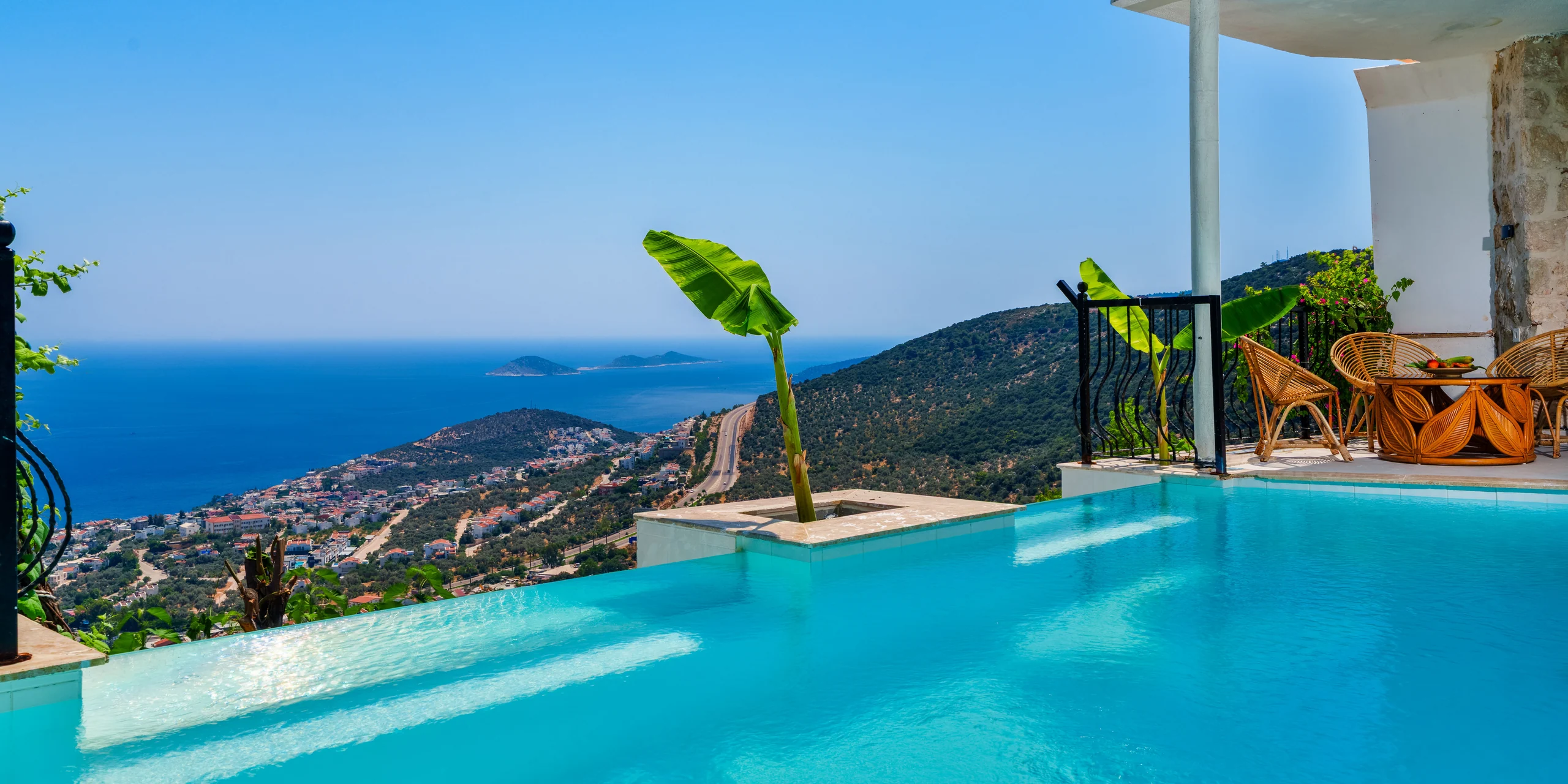 Villa Sambet'in özel havuzundan Kalkan manzarası